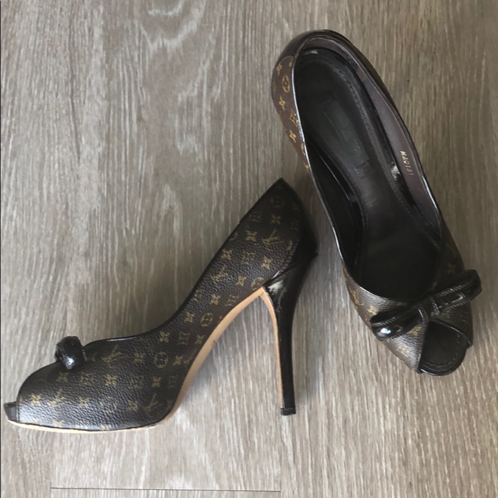 LV Monogram Pump Shoes size 6